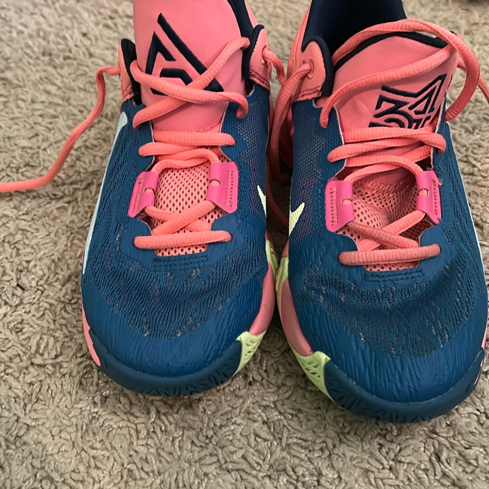 Giannis Youth basketball shoes